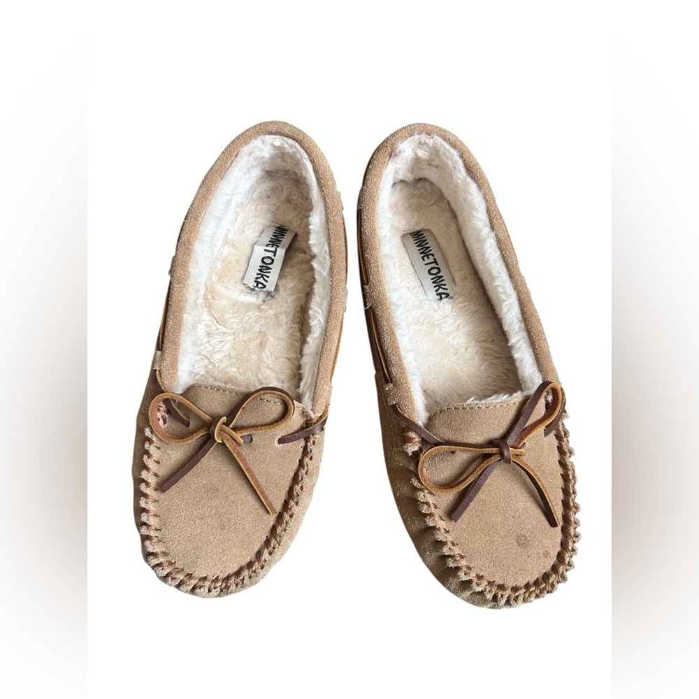 Minnetonka women’s tan leather moccasin slippers with faux fur lining size 9